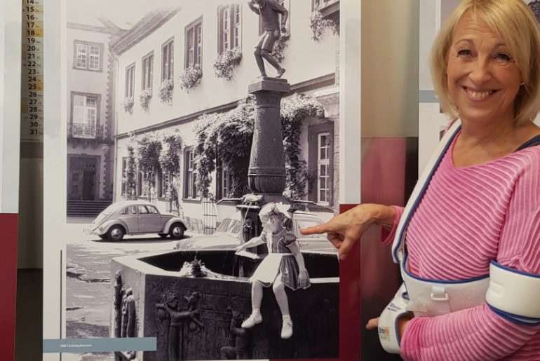 Vorbereitung der schwebenden Ausstellung Beatrix Wolf erkennt sich selbst auf einem Foto ihres Vaters Heinrich Wolf, das Ende der 1950-er Jahre am Schängelbrunnen in Koblenz aufgenommen wurde, wieder.