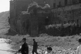 Gondorf, Vor dem Wasserschloss von der Leyen,1960, Heinrich Wolf Frühling an der Mosel