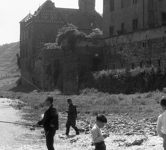 Gondorf, Vor dem Wasserschloss von der Leyen,1960, Heinrich Wolf Frühling an der Mosel