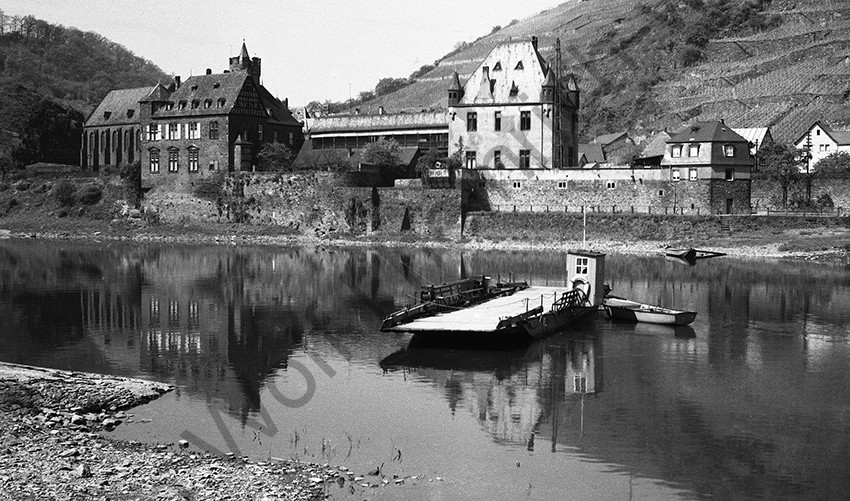 Gondorf, Fähre vor dem Schloss von der Leyen, 1960, Heinrich Wolf Frühling an der Mosel