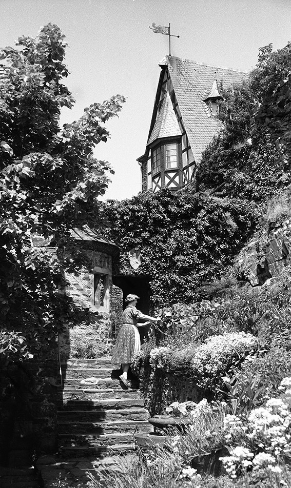 Alken, Burg Thurant vor dem Burghof, 1954, Heinrich Wolf Frühling an der Mosel