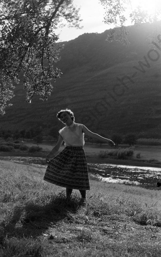 Lehmen, frisch verliebt am Moselstrand, seine spätere Ehefrau Elisabeth Lux, 1953, Heinrich Wolf Frühling an der Mosel