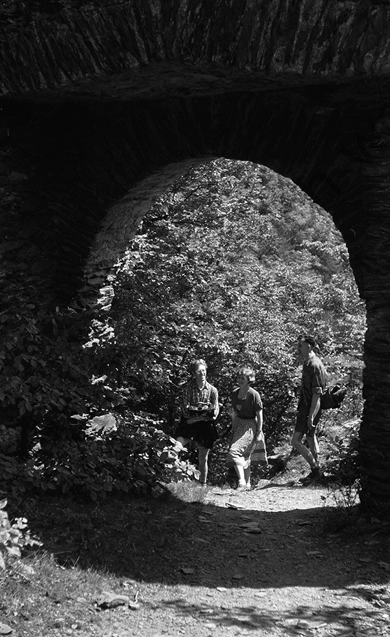 Brodenbach, an der Ehrenburg, seine guten Freunde Annetrude und Kurt Eitelbach und Paul Panschysz ,1952, Heinrich Wolf Frühling an der Mosel