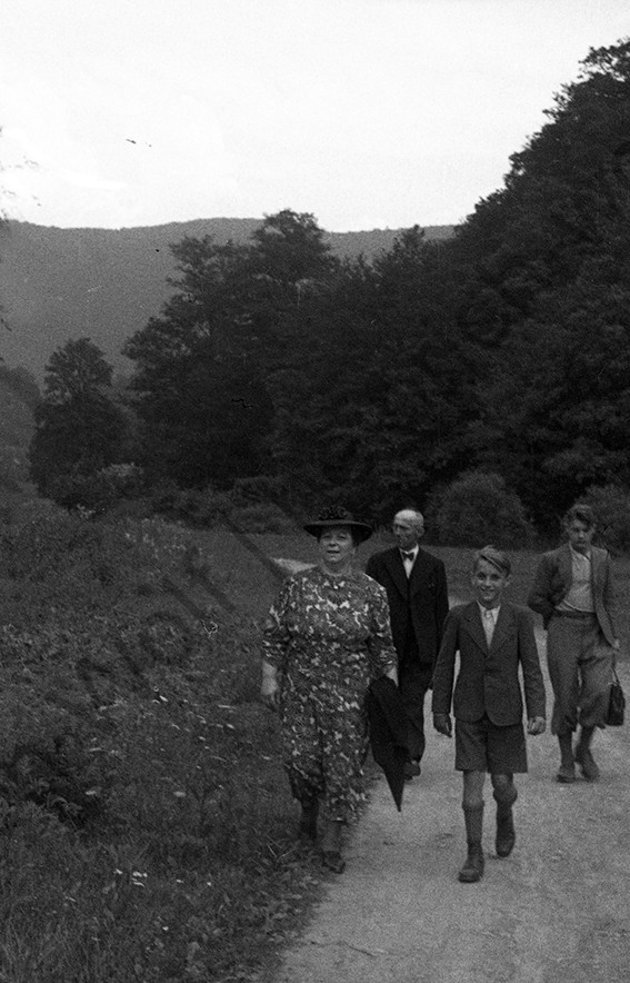 Moselkern, seine Eltern Gertrud und Peter und die Brüder Fritz und Klaus auf dem Weg zur Burg Eltz , 1942, Heinrich Wolf Frühling an der Mosel
