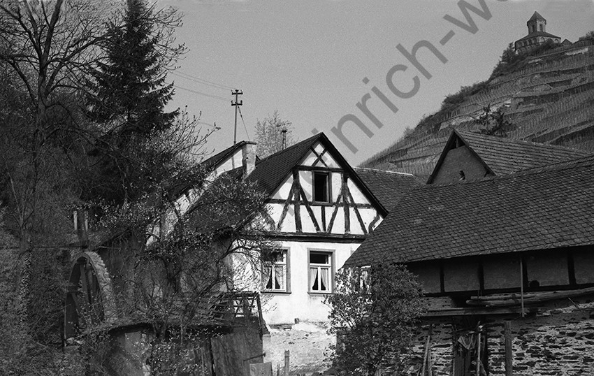 Kobern,Burgmühle mit Mühlrad und Blick auf die Matthiaskapelle, 1958, Heinrich Wolf Frühling an der Mosel